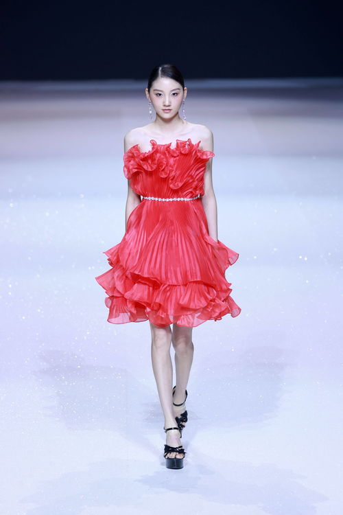 插画幻镜 蔡彪在京时装发布，以笔触为线，织就流动的霓裳诗篇